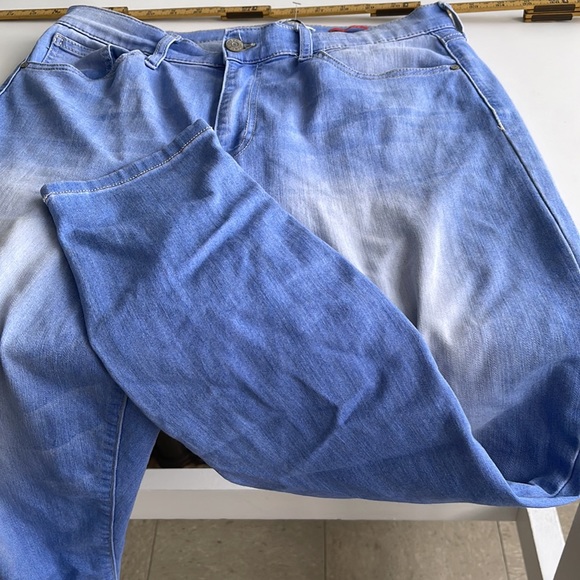 Celebrity pink, the Deb lightweight jeans, size 11/30 - Picture 3 of 3